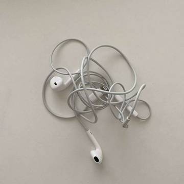 Earphone Kabel Kembali Tren, Nostalgia atau Praktis?